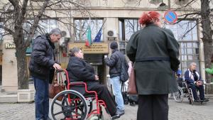 Хора с трайни увреждания се събраха на протест пред Министерството