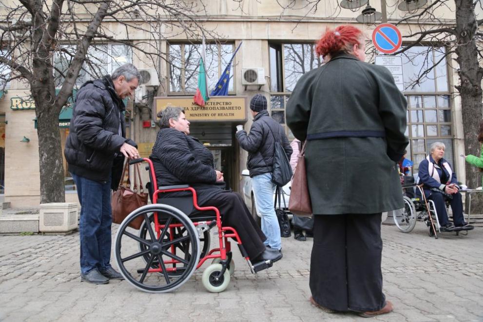  Хора с трайни увреждания се събраха на митинг пред Министерството на здравеопазването 