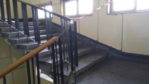 Падналото дете се провряло през парапета