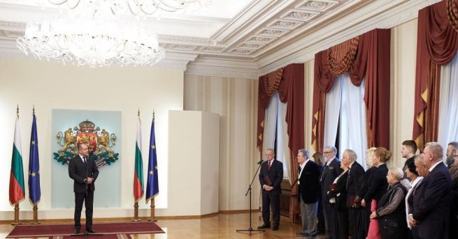 Президентът Румен Радев връчи висши държавни отличия за заслуги в
