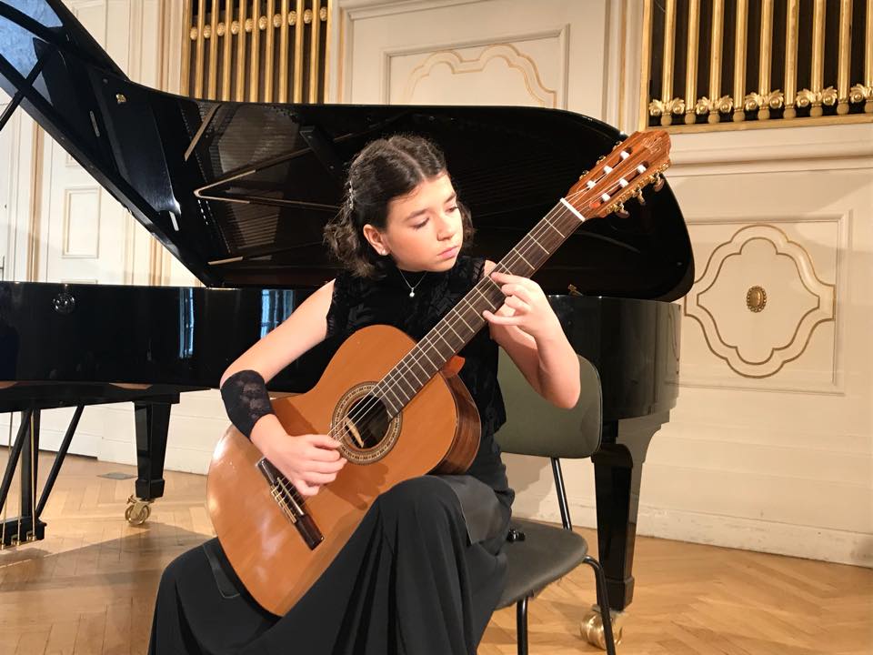 Александра Иванова е на 13 години, а ѝ предстои да осъществи мечтата на много известни и утвърдени музиканти - да свири в прочутата Carnegie Hall в Ню Йорк през март тази година.