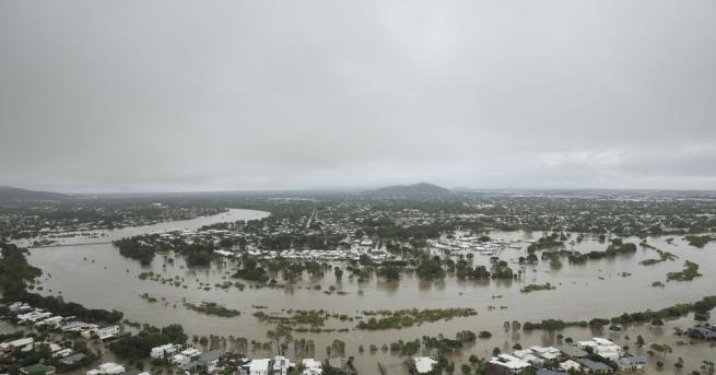 Необичайно тежки наводнения заляха североизточната част на Австралия където мусонните дъждове