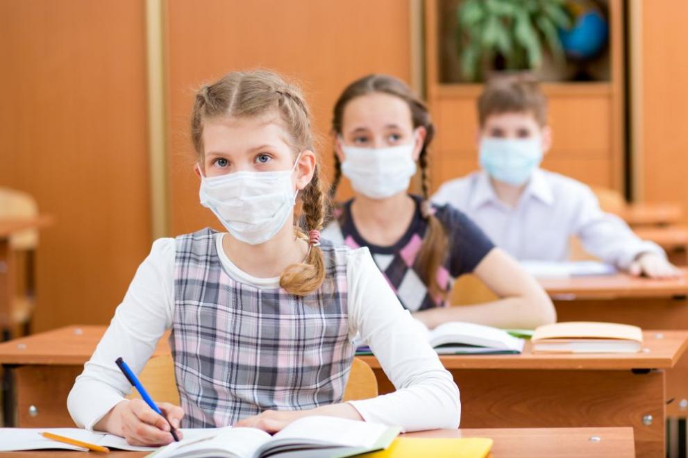 ученици училище деца маска класна стая грип