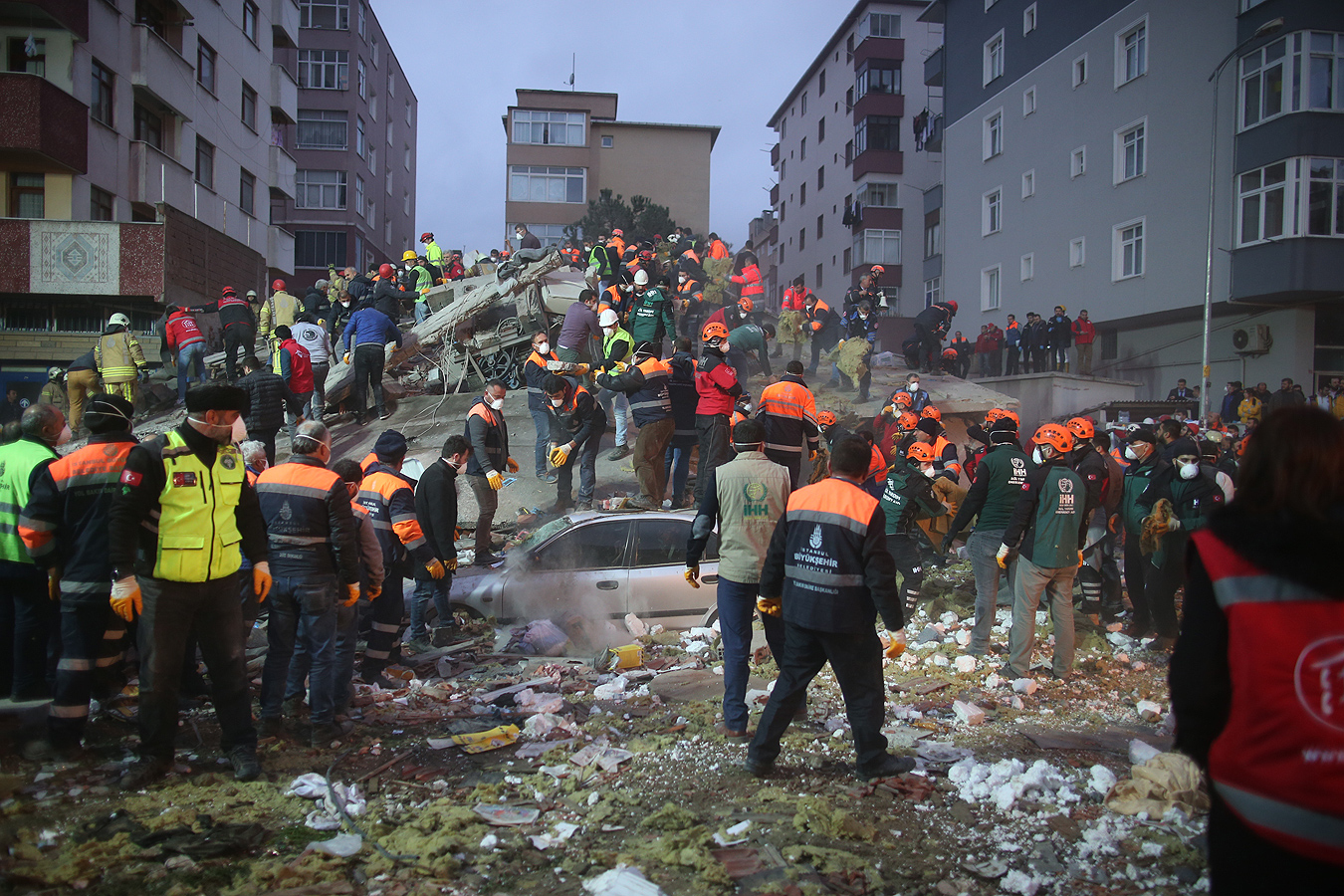 Над 20 души може да се намират под развалините на рухналия  блок, предаде ТАСС, позовавайки се на турския канал НТВ