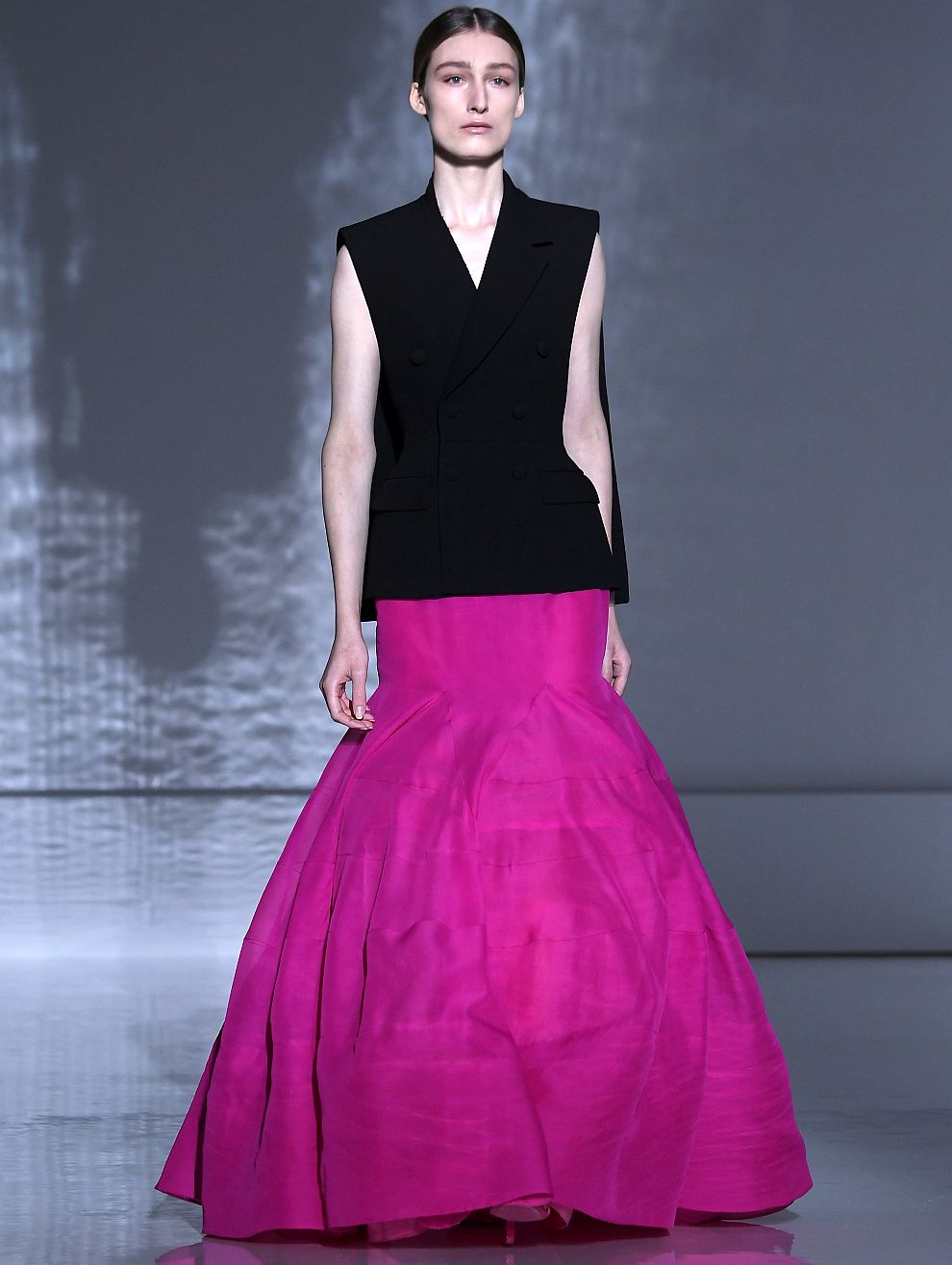 Модел от колекцията на Клеър Уейт Келър за „Живанши“ на Седмицата на висшата мода в Париж