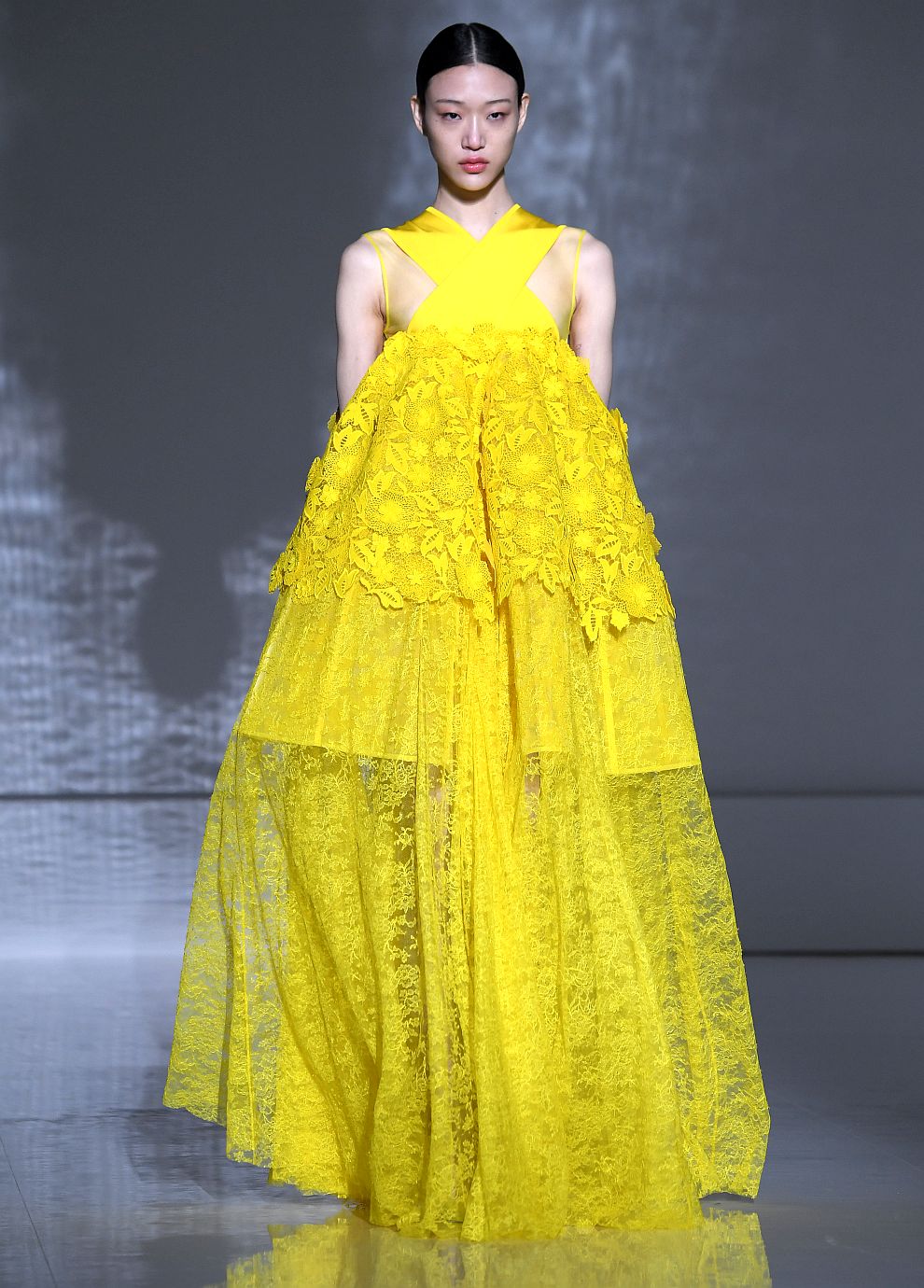 Модел от колекцията на Клеър Уейт Келър за „Живанши“ на Седмицата на висшата мода в Париж