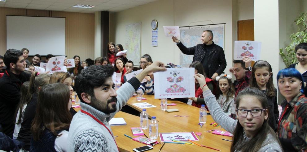 С музикална импресия и изработка на мартенички започна посещението на група турски студенти в Област Разград