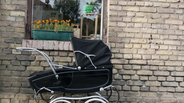 Арестуваха жена с 6000 долара на монети в бебешка количка (СНИМКА)