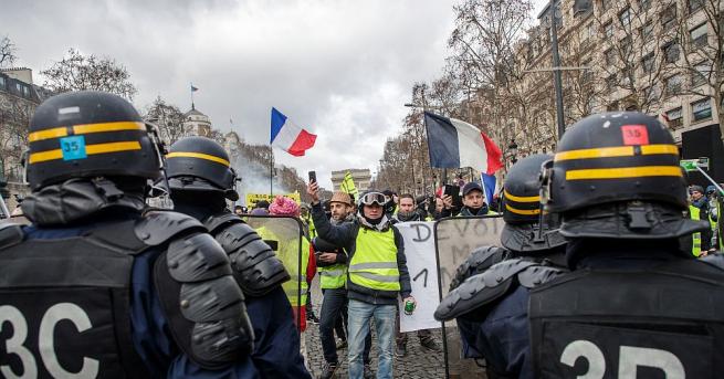 Сблъсъци избухнаха между демонстранти от движението на жълтите жилетки и