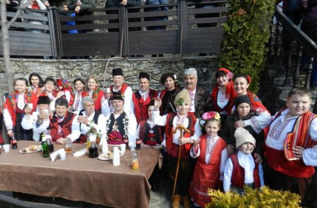 Почитатели на виното и любовта се събраха на весел празник в Тешово