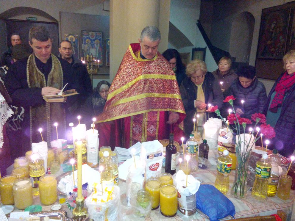 Отец Аспарух и отец Галин отслужиха Великия маслосвет и осветиха меда в храма "Св. Възнесение" във Враца.