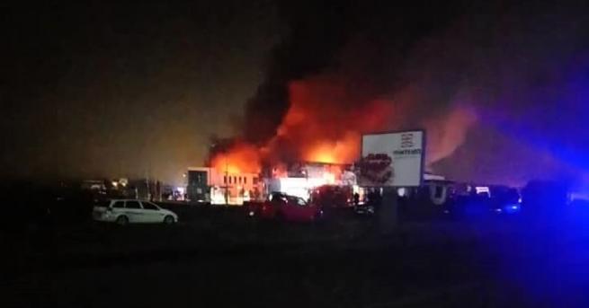 Огромният пожар който избухна в цех за месо в завод