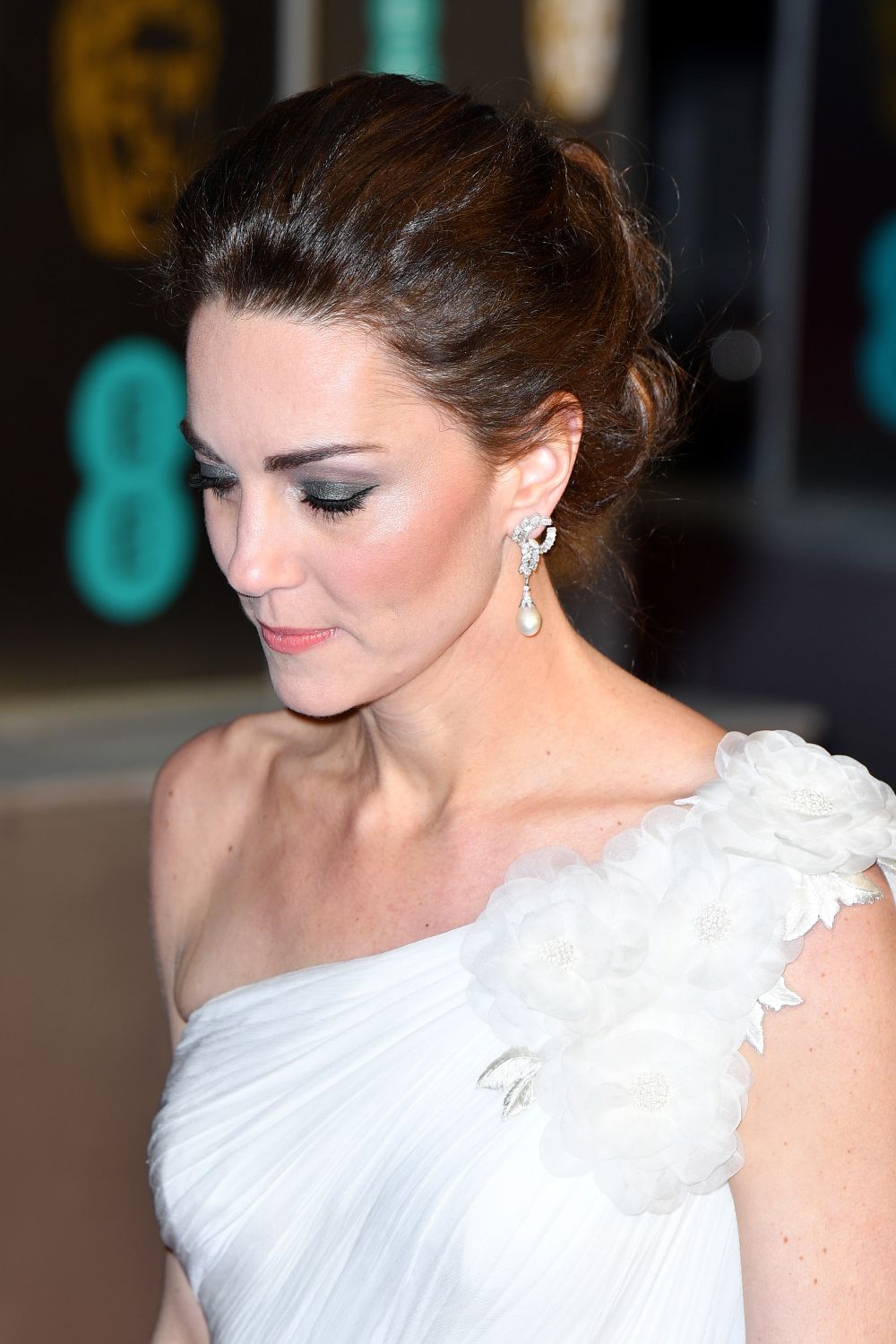 Херцогиня Катрин бе избрала великолепна бяла рокля и красиви обеци на принцеса Даяна