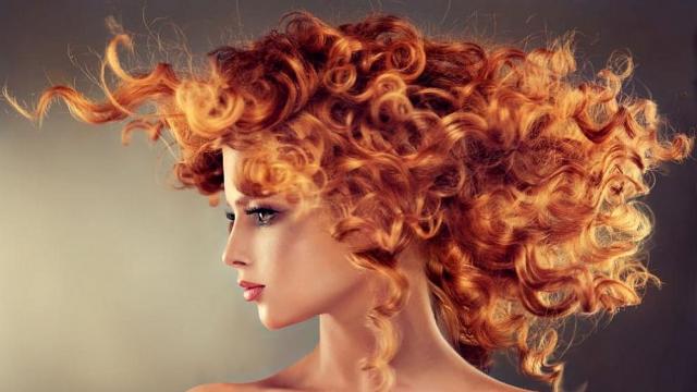 Къдрици с шише и сешоар – това чудо работи ли? (ВИДЕО)