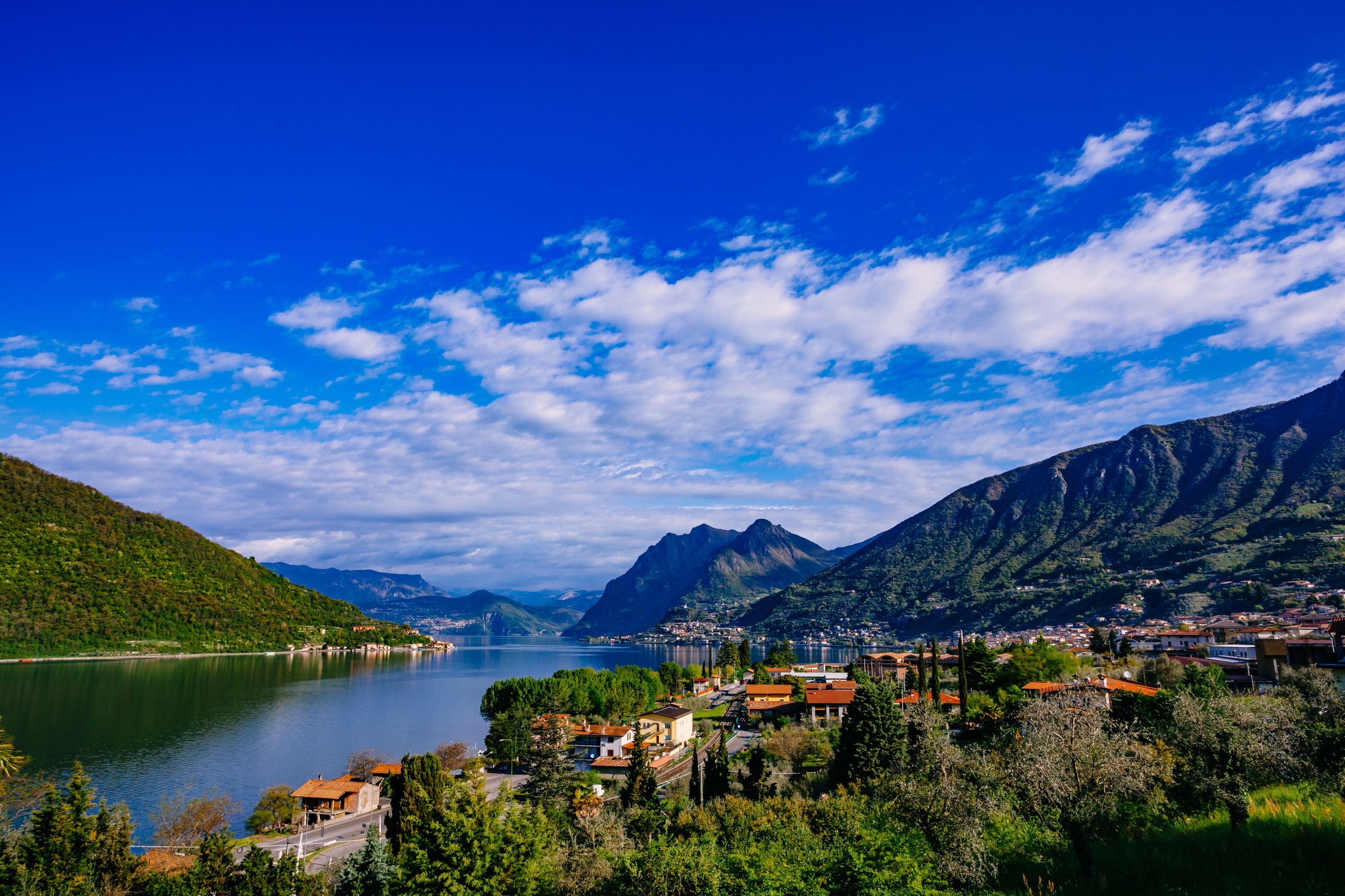 Монте Изола е езерно градче, разположено в северния италиански регион Ломбардия. Подходящо за любители на планините, риболова и чистия въздух.