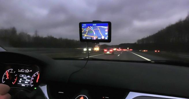 Германски шофьор доверявайки се сляпо на своята GPS система падна в