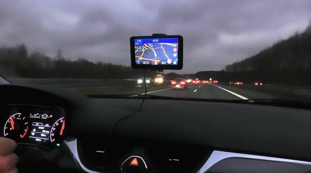 Шофьор падна в канал в Германия, следвайки сляпо GPS-а си