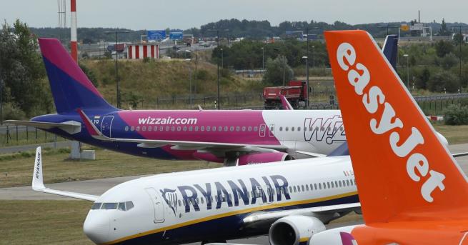 Нискотарифната компания Wizz Air отменя всичките си полети днес от