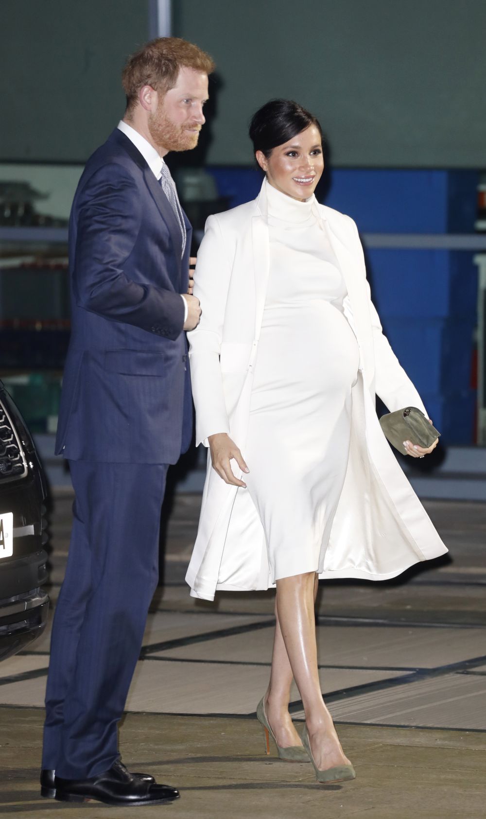 Херцогинята бе избрала 
подчертаваща формите й бяла рокля
