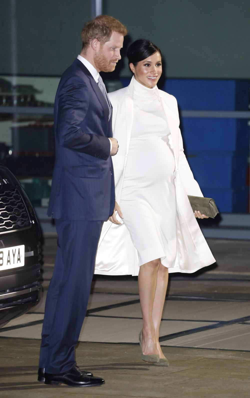 Херцогинята бе избрала 
подчертаваща формите й бяла рокля