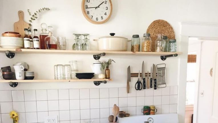4 начина да обновите 30-годишната си кухня, без да фалирате