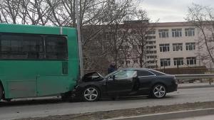 Катастрофа с две коли и автобус на оживен варненски булевард
