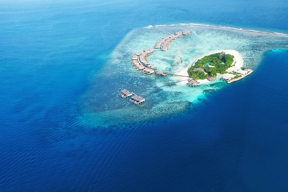 Златните пясъчни ивици на екзотични острови за романтично прекарване на меден месец, като остров Бали или Малдивите, са застрашени от покачването на океанското ниво