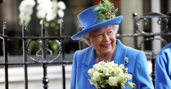 Британската кралица Елизабет Втора откри вчера паметна плоча с тайно