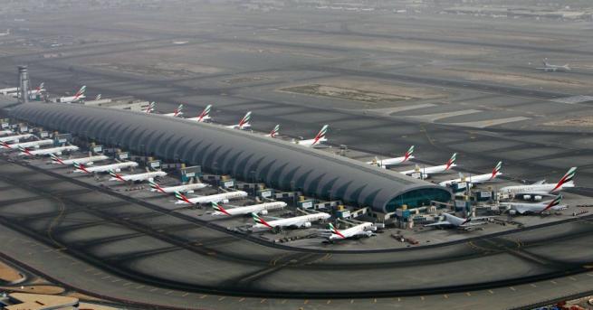 Международното летище в Дубай за кратко спря полетите заради предполагаемо