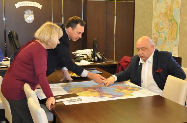 Кметът Николов и главният архитект Веселина Илиева представиха на министър Кралев идеята за стадион Черноморец