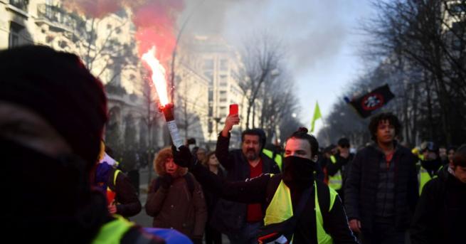Полицаи и протестиращи влязоха в сблъсъци в центъра на Париж