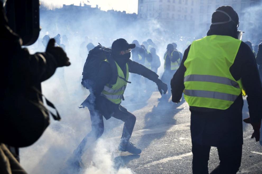  Френската полиция употребява сълзотворен газ против протестиращи 