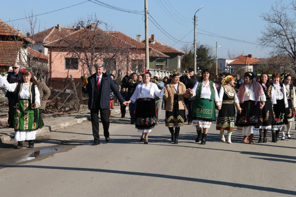 Празничното хоро, начело с кмета на община Видин.