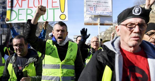 Близо 300 жълти жилетки демонстрираха в Париж днес три