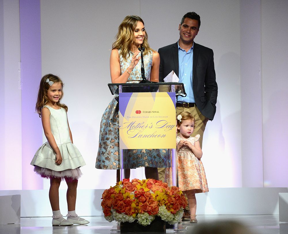 Джесика Алба и Кеш Уорън заедно с две от децата си.