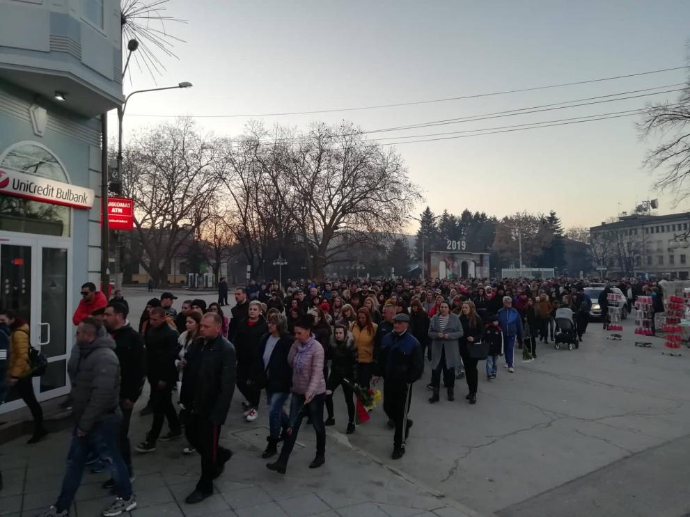  Над 1 000 кюстендилци на бдение и безмълвно шествие в памет на убития Валери Дъбов 