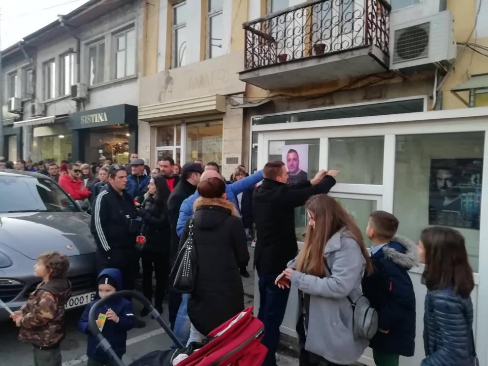  Над 1 000 кюстендилци на бдение и безмълвно шествие в памет на убития Валери Дъбов 