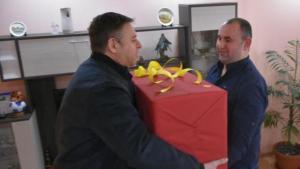 кмет бебе подарък