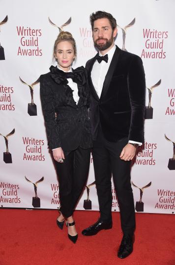 <p>Емили Блънт и Джон Красински&nbsp;на Наградите на Гилдията на сценаристите</p>