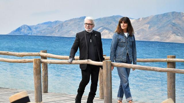 Отиде си „божеството в модата“ Карл Лагерфелд, мястото му в Chanel заема Виржини Виар
