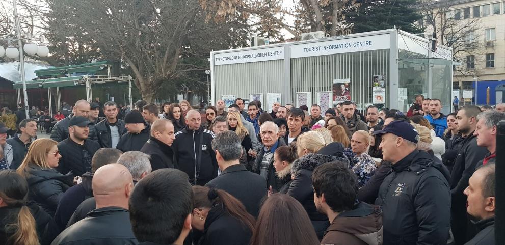 Кметът на Кюстендил Петър Паунов отговаря на въпроси на кюстендилци след инцидента от неделя сутрин