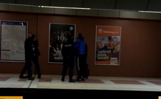 Мъже се бият в метрото