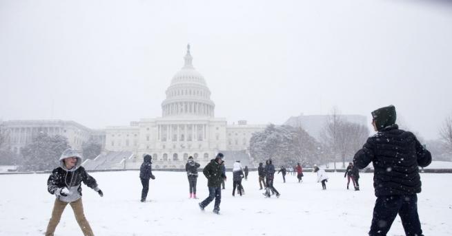 Снежна буря връхлетяла вчера централните и източните щати на САЩ