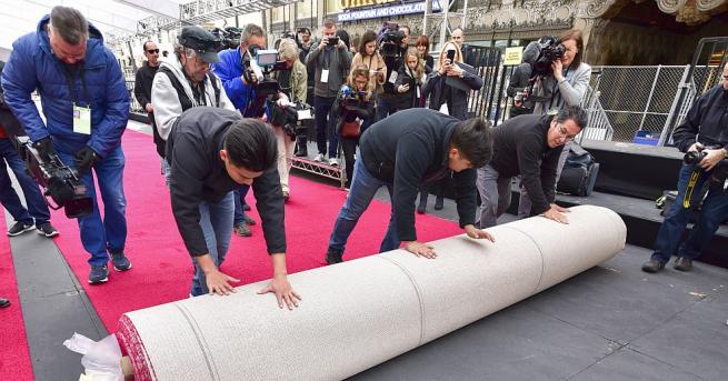 Холивуд буквално постла червения килим по който минават кинозвездите в