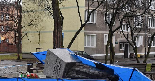 Трима полски активисти са съборили статуята в Гданск на свещеник