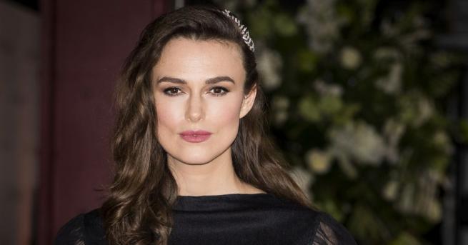 Кийра Найтли демонстрира гордо бременното си коремче на коктейл на