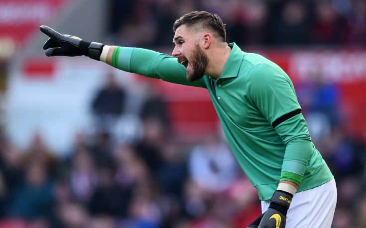 Вратарят на Стоук с автентичен ретро екип в чест на Гордън Бенкс