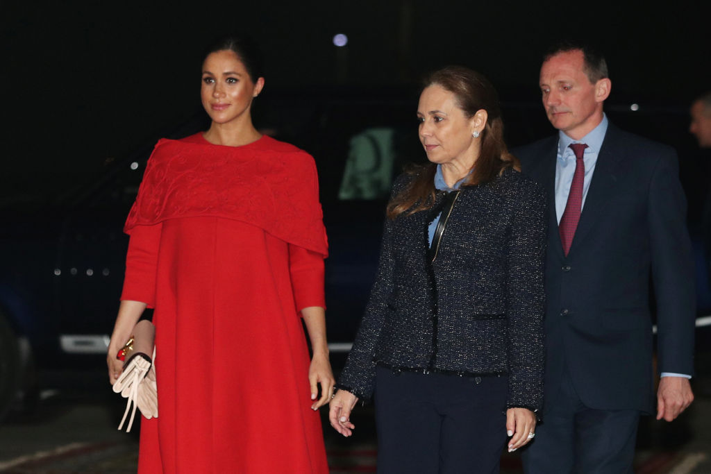 Херцогиня Меган привлече погледите още с пристигането си в Мароко. Тя сияеше в прелестна червена рокля на Valentino.