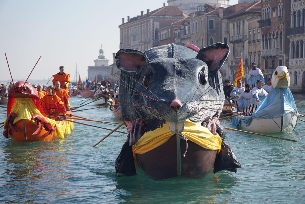 Пъстрият карнавал във Венеция събра хиляди