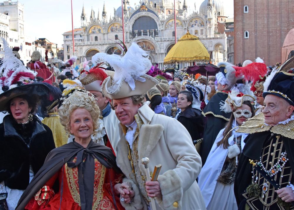 Пъстрият карнавал във Венеция събра хиляди
